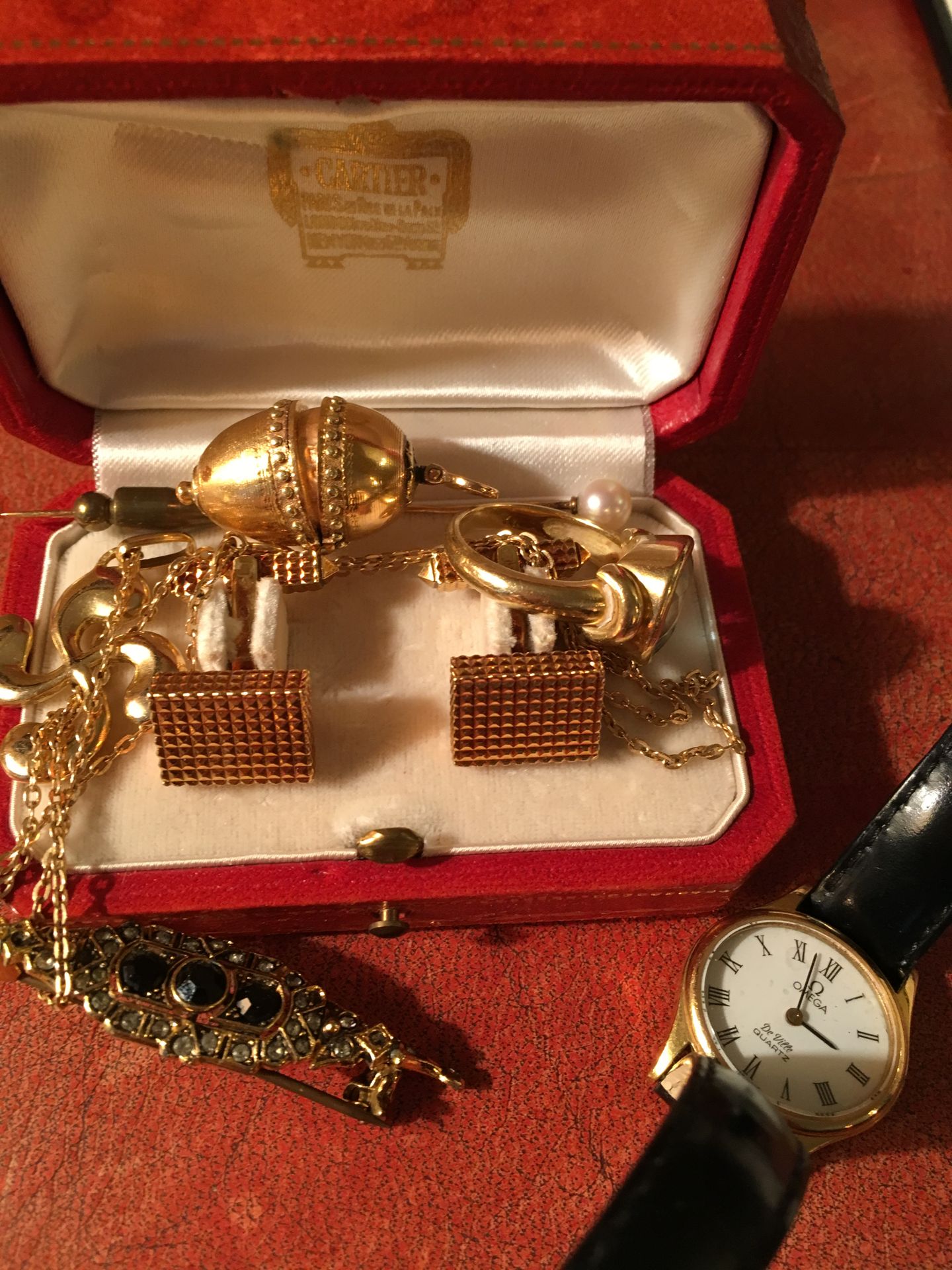 Null Ensemble de bijoux en métal doré: paire de boutons de manchette, pendentif &hellip;