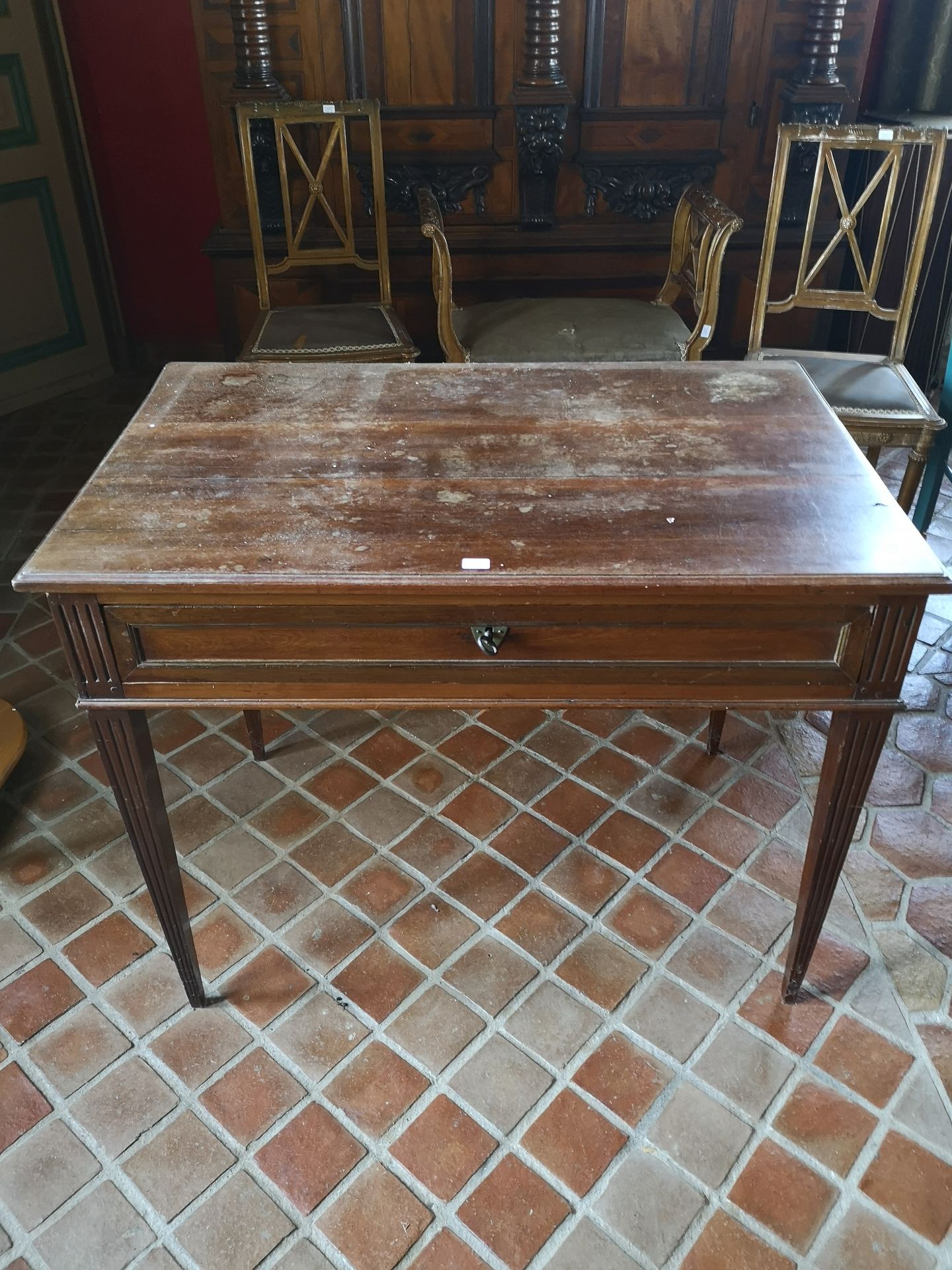 Null Table à écrire ouvrant par 1 tiroirs, piètement gaine cannelé vers 1800. Di&hellip;