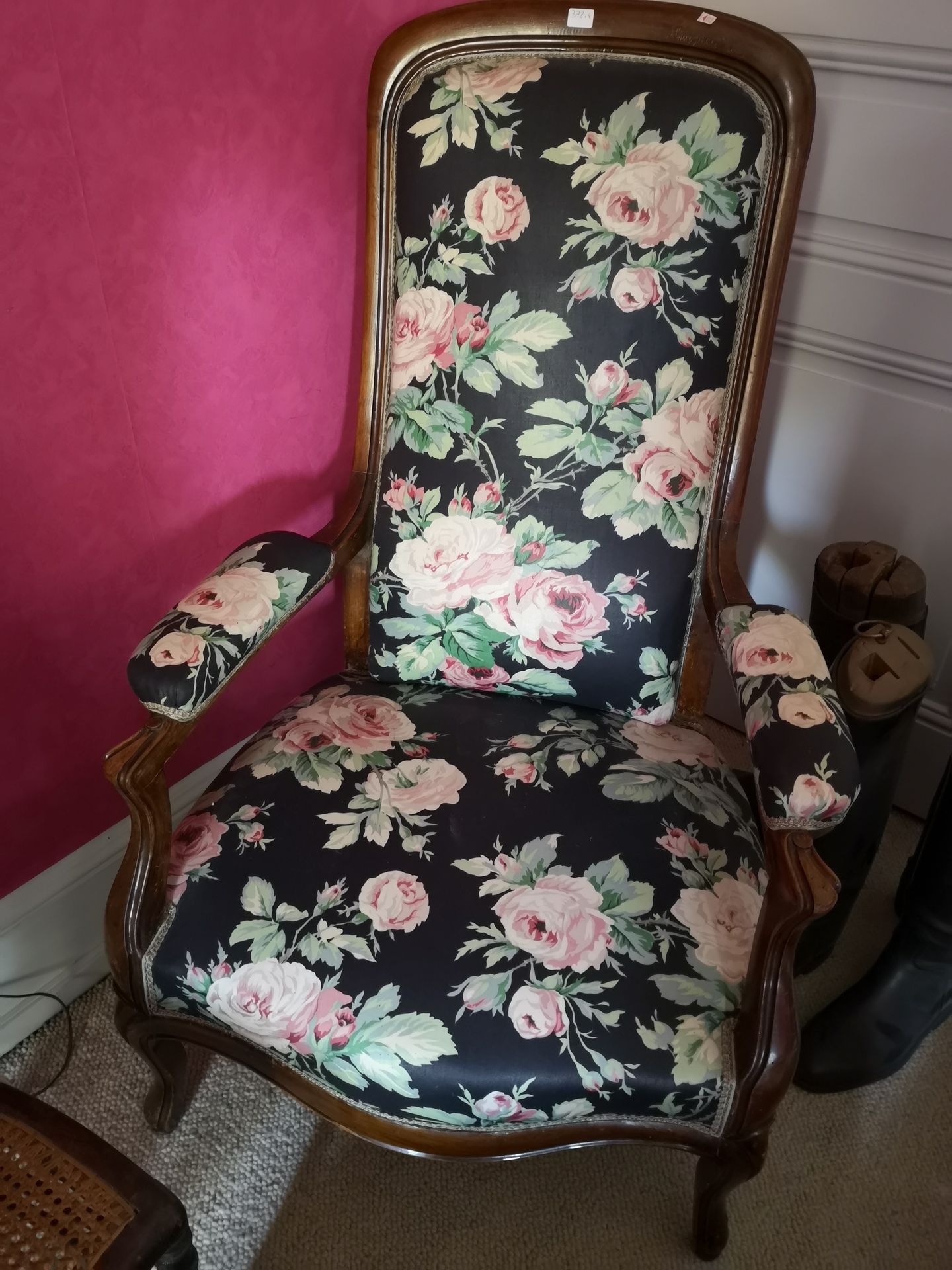 Null Lot comprenant : fauteuil Voltaire, deux chaises à barrettes laquées noir, &hellip;