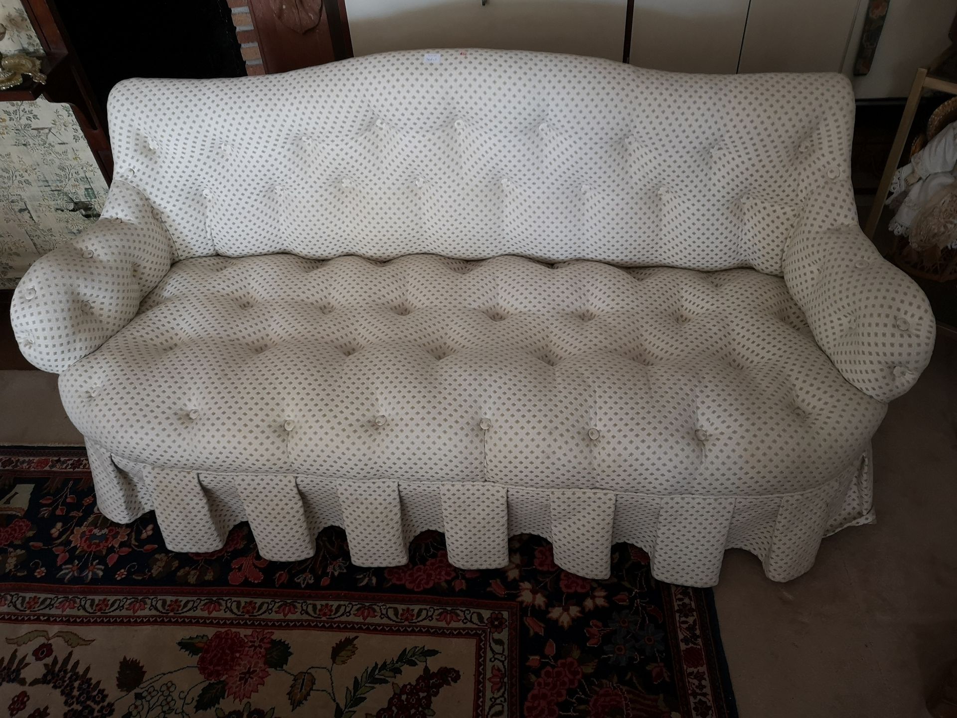 Null 一对小型软垫沙发，采用布艺装饰。长度：133厘米 - 高度：66厘米。附有一张矮椅和一张矮扶手椅。