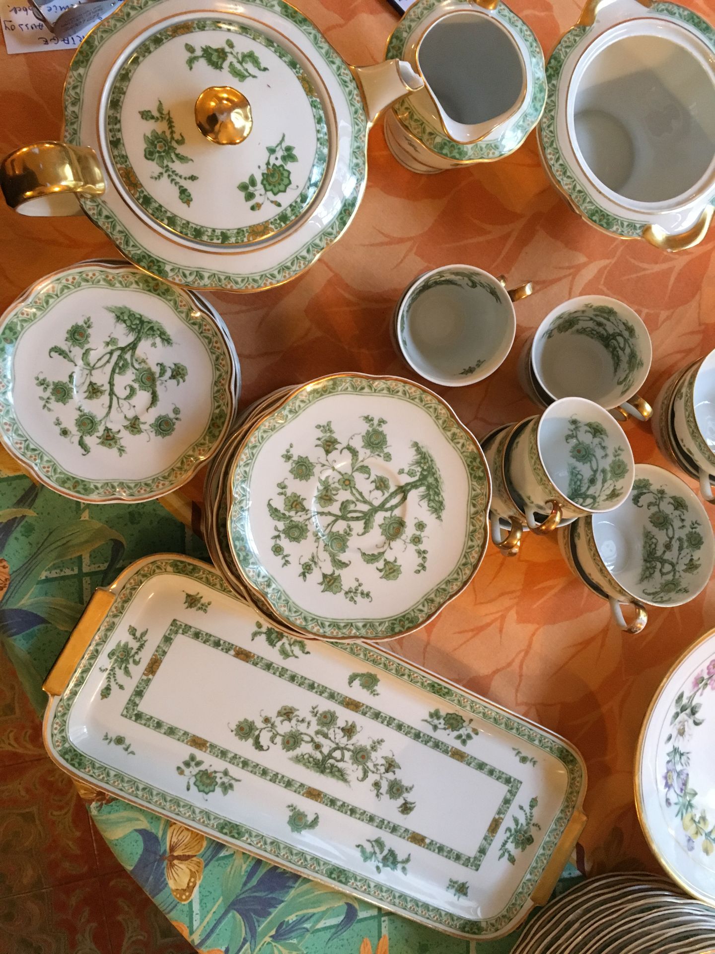 Null 哈维兰，利摩日。瓷器咖啡和蛋糕服务的一部分：盘子，碟子，杯子，糖碗，有绿色单色的花卉装饰。事故，缺失的碎片。(第130号发票)