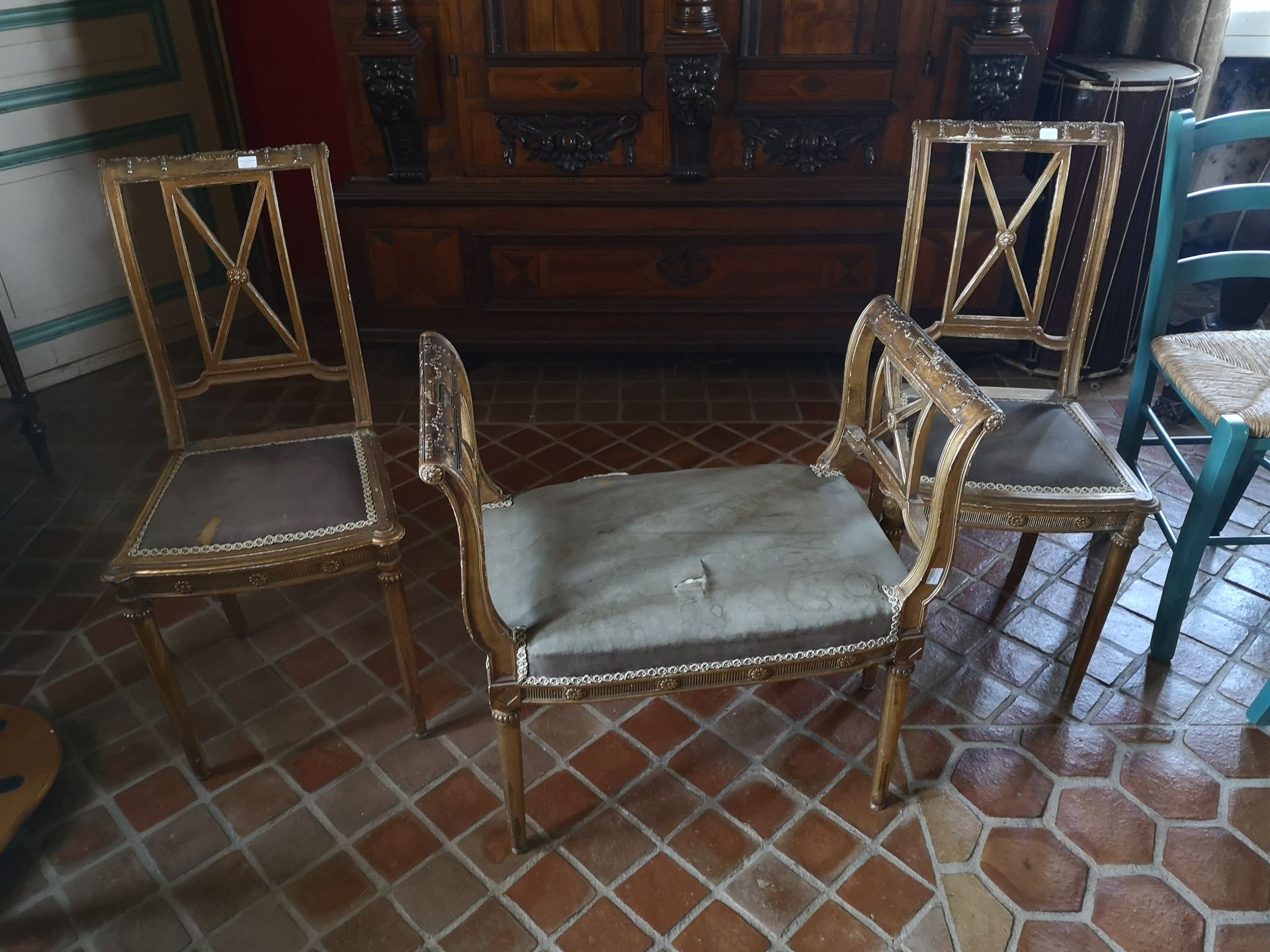 Null 小客厅家具包括一张长凳和一对椅子，采用镀金的木头，装饰有修复风格的骨灰盒和叶子花环。椅子高度：87厘米；深度：38厘米。长椅尺寸：69 x 68 x &hellip;