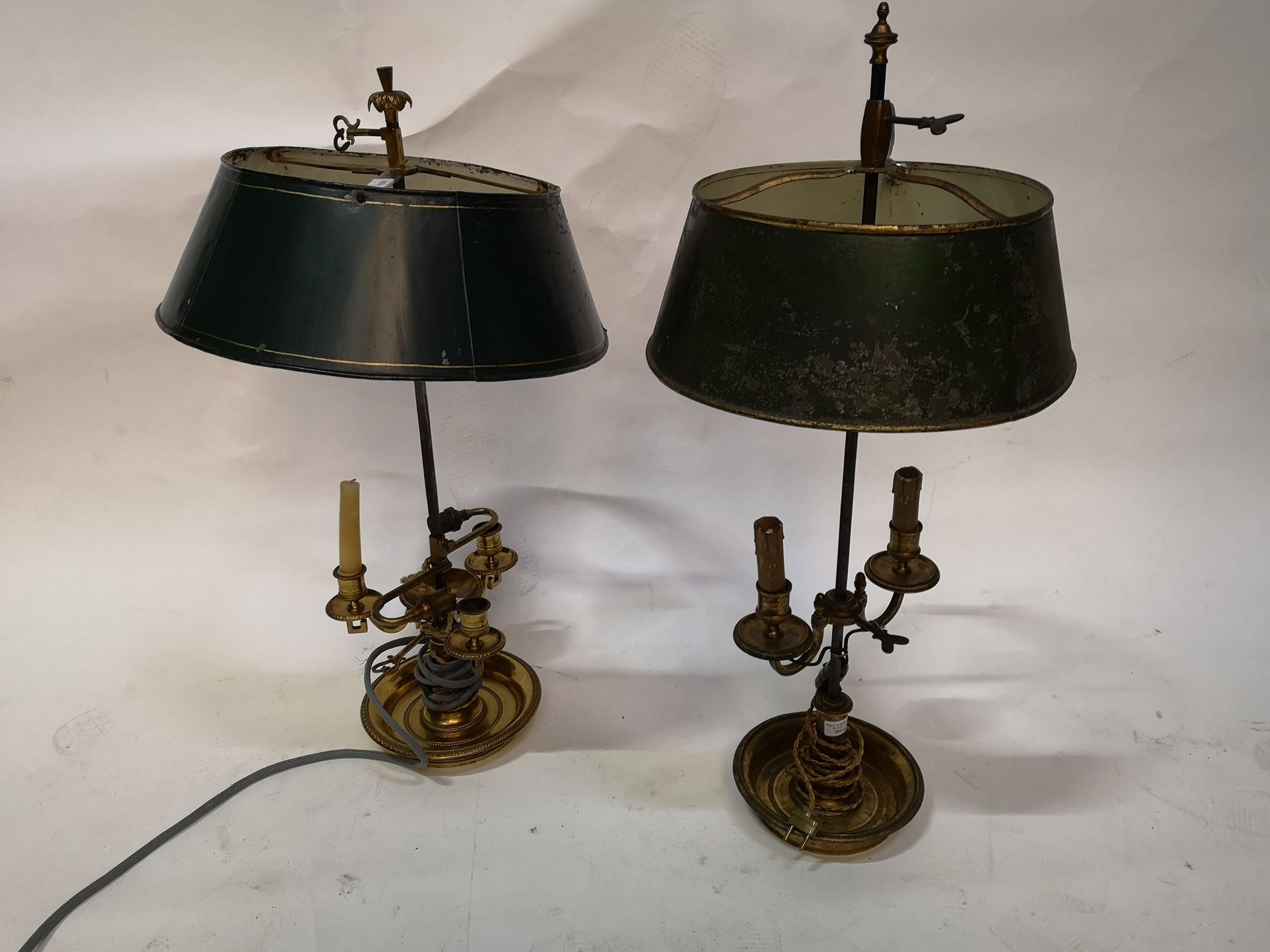 Deux lampes bouillotte de style, en bronze doré et ciselé, 2 ou 3 lumières, abat&hellip;
