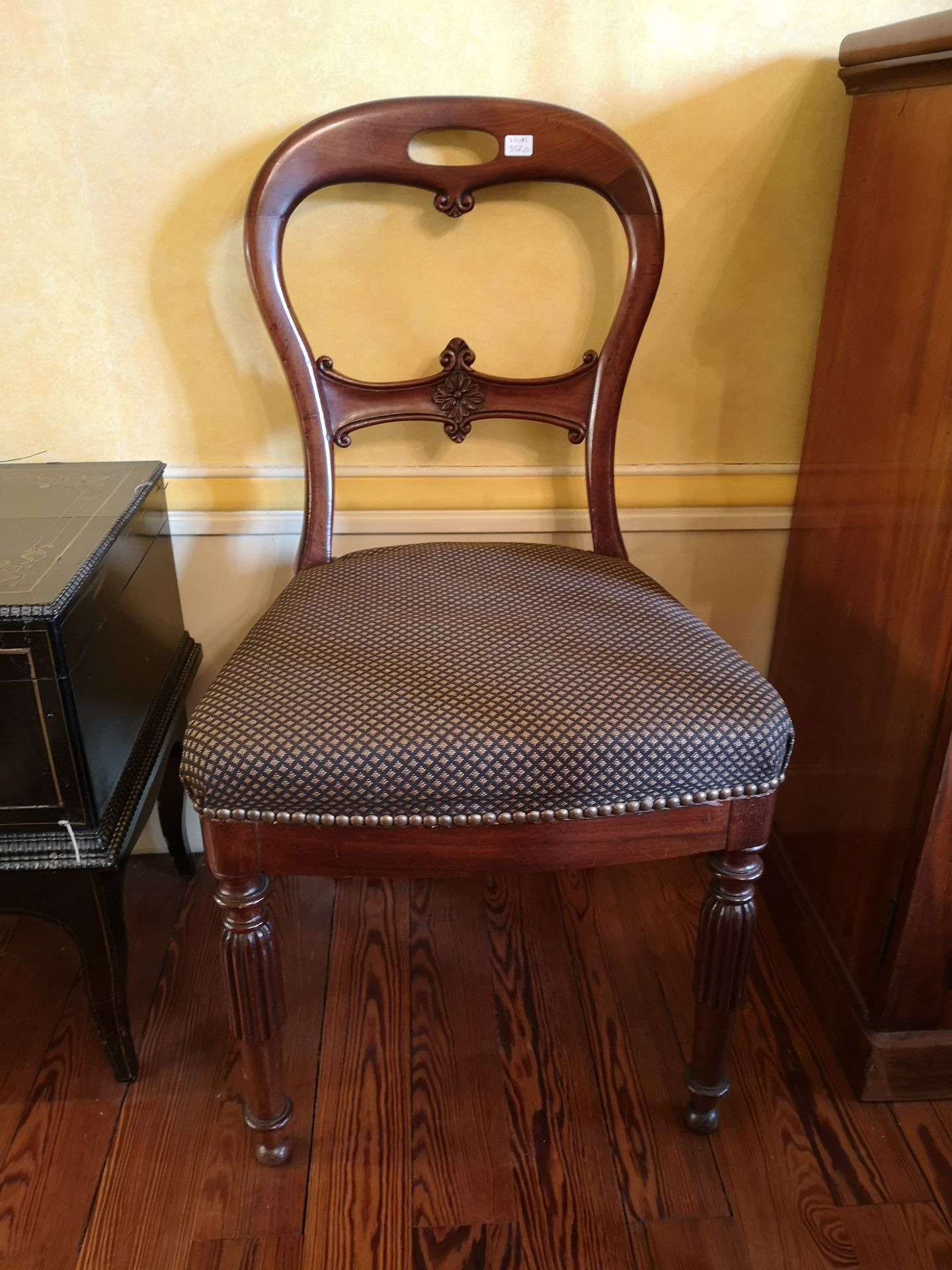 Null 一套6把桃花心木椅子，镂空椅背。高：86厘米 - 深：44厘米。一对带杆的椅子和一张带百叶窗的桃花心木餐桌。高度：76 cm 长度：130 cm 宽度&hellip;