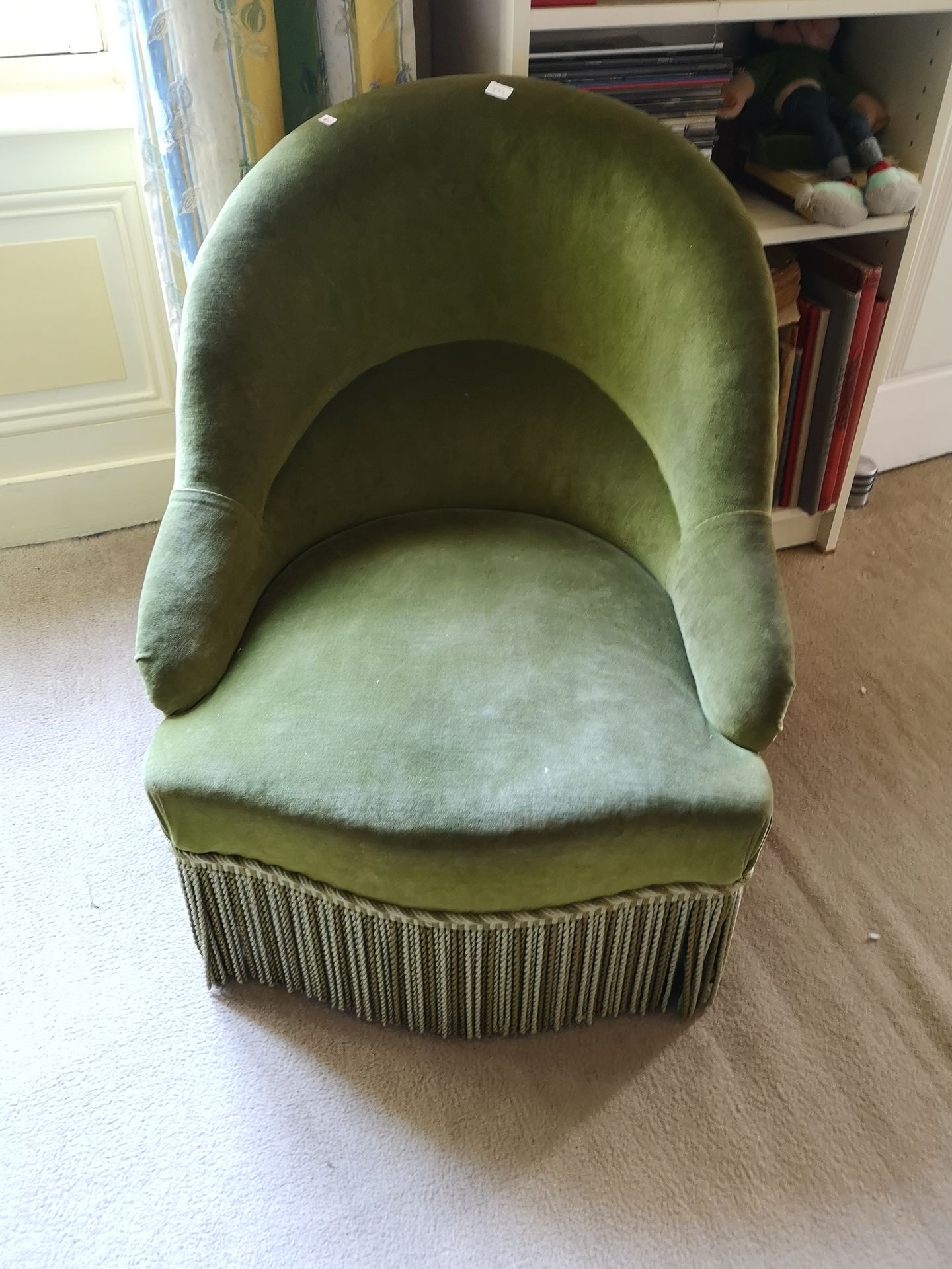 Null 拍品包括：小型蓝色织物软垫扶手椅（高度：63厘米），小型翻板桌（高度：67厘米，不牢固），绿色织物软垫扶手椅（高度：74厘米），带镂空椅背的黑化木椅（&hellip;