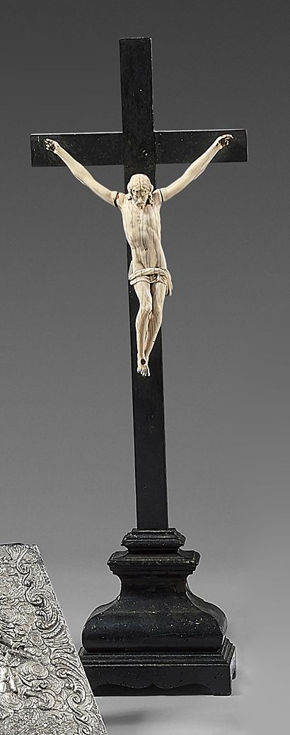 Null Kruzifix mit einem lebenden Christus, aus Elfenbein. Leicht gebeugter Kopf &hellip;