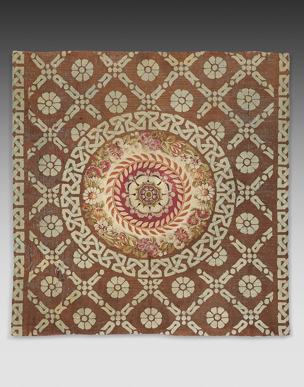 Null 小块平坦的地毯，中央有花环的徽章，周围有一个原始的卍字图案，场地是赭色的，装饰有花架图案。
Manufacture d'Aubusson, 约1830&hellip;