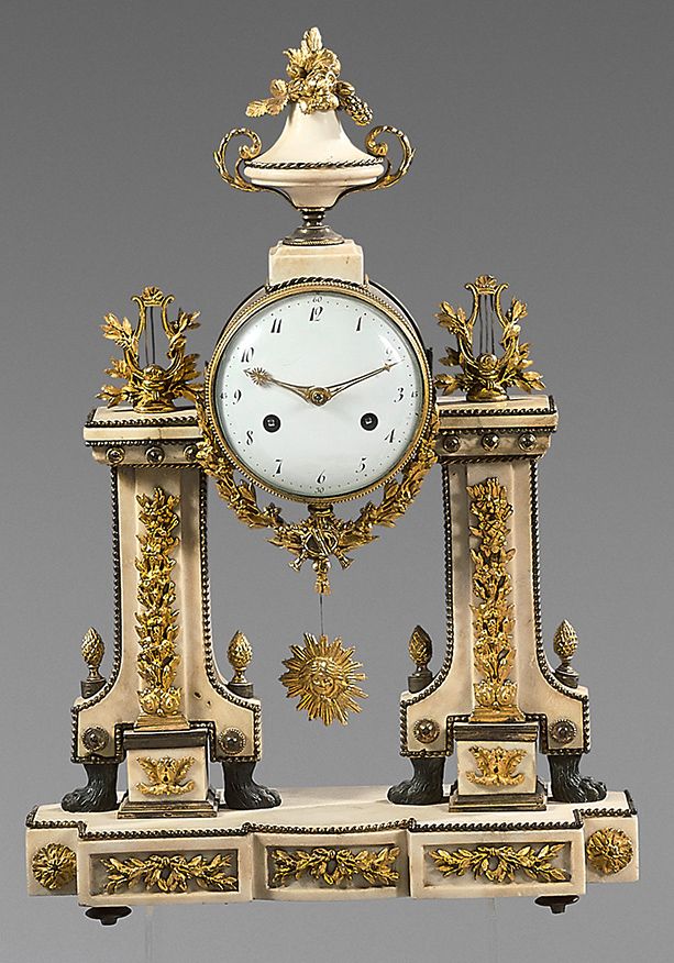 Null Reloj "Pórtico" en bronce dorado o patinado y mármol blanco. Un jarrón llen&hellip;