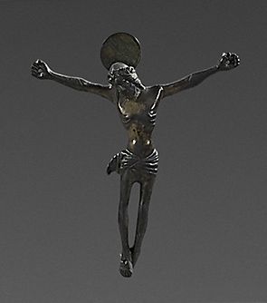 Null 鎏金铜质光环的基督。中空的背部，头部倾斜在肩上，突出的肋骨，腰部系着围裙，弯曲的腿和叠加的脚。
15世纪。
高：18-长：16厘米