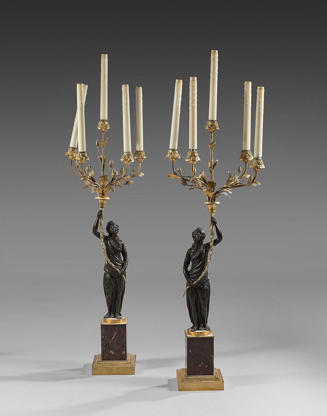 Null Paire de candélabres à cinq lumières en bronze, doré et patiné et marbre ro&hellip;