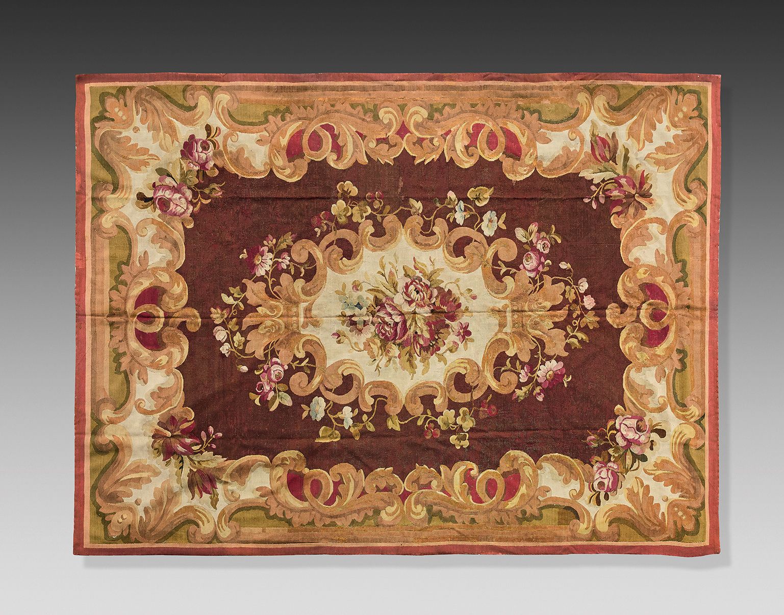 Null Piccolo tappeto con un bouquet floreale al centro su uno sfondo color vino &hellip;