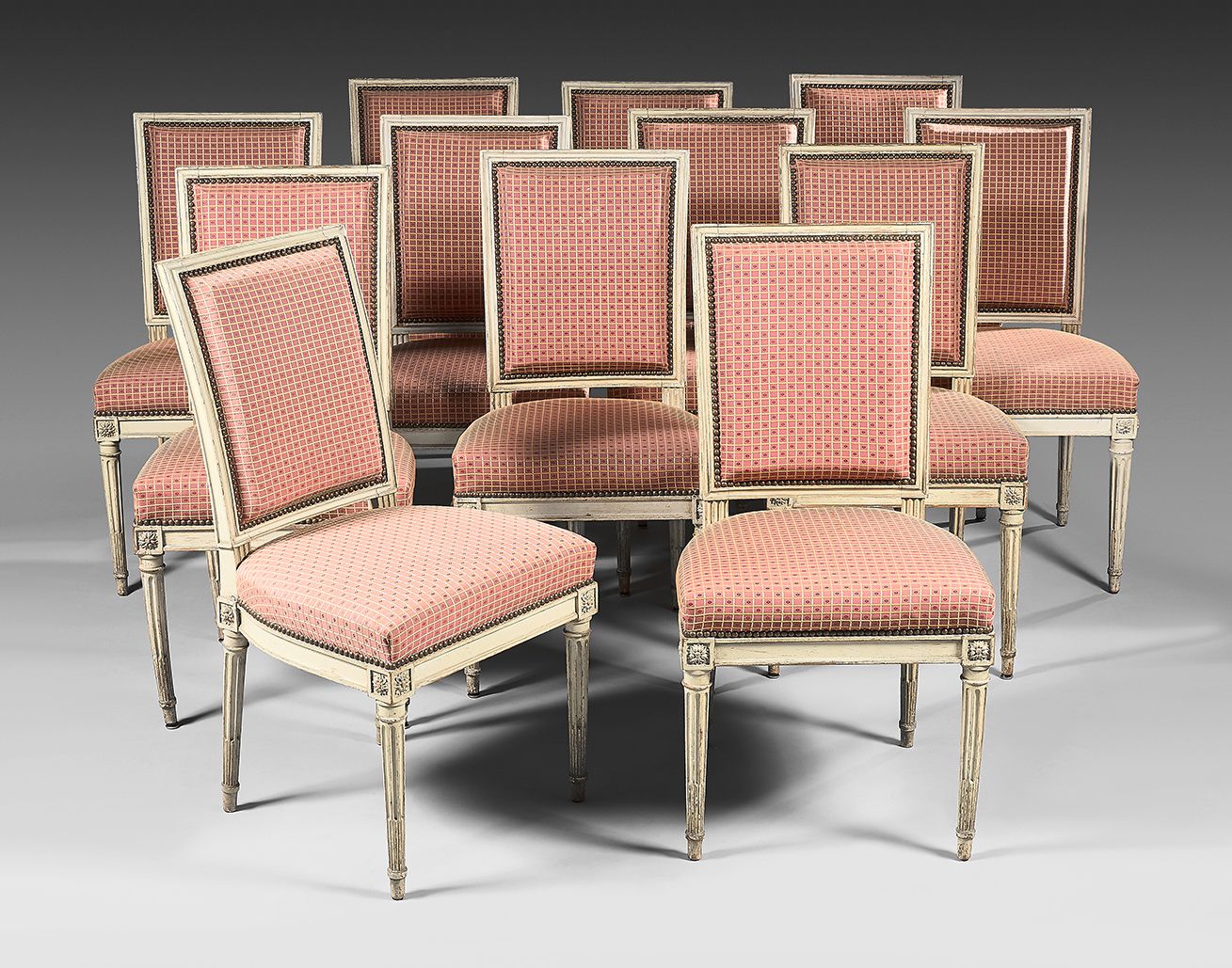 Null Suite de douze chaises à dossier en trapèze en hêtre mouluré, laqué gris et&hellip;