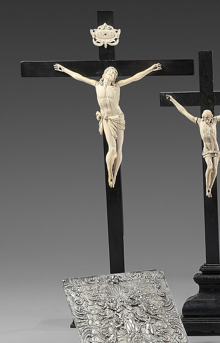 Null Crucifix avec un Christ vivant, en ivoire. Tête se tournant légèrement vers&hellip;