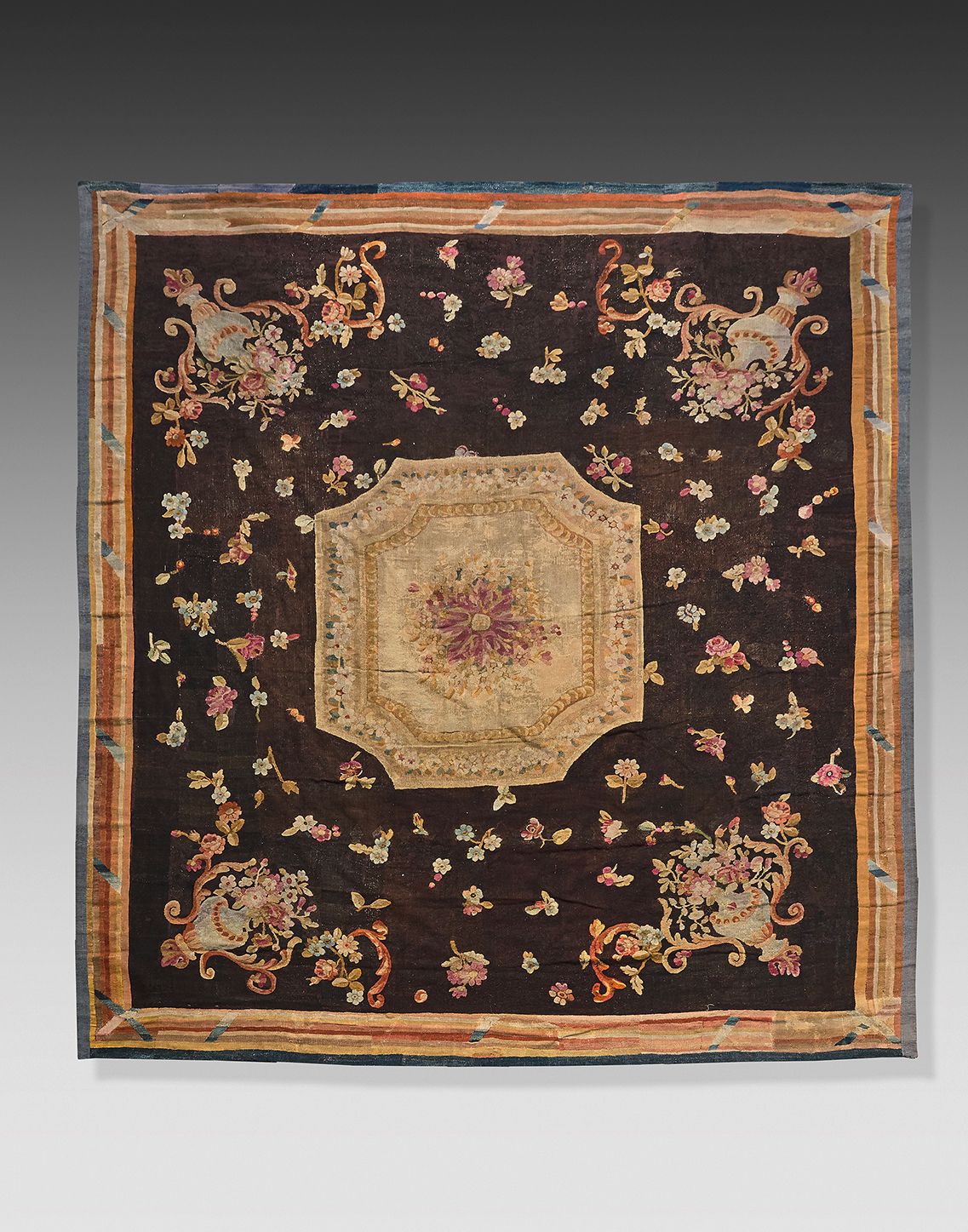 Null 粗糙的地毯上装饰着一个叫做Moresque玫瑰的中央徽章，包括在一个八角形的图案中，在四个角上有花瓶，田野上装饰着棕色背景的花苗。
royale d'&hellip;