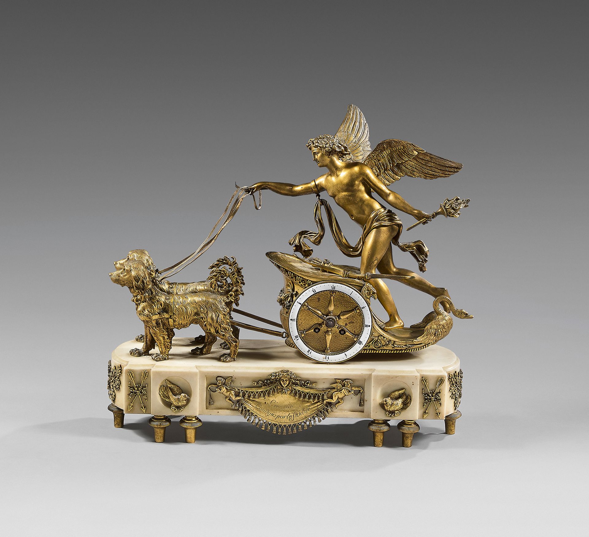 Null 一个带有环形表盘的时钟，揭示了机芯，并以罗马数字显示小时和分钟刻度；它被刻在一个古代战车的车轮上，该战车为铜制，上面有一个爱的形象，带着翅膀，略微披着&hellip;
