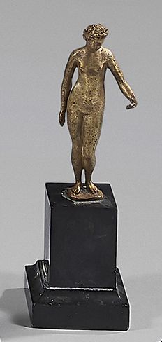 Null 铜制维纳斯，仿古铸造。
爱神裸体站立，微微弯腰。她被放在一个大理石底座上。
高：14-高共：23.5厘米