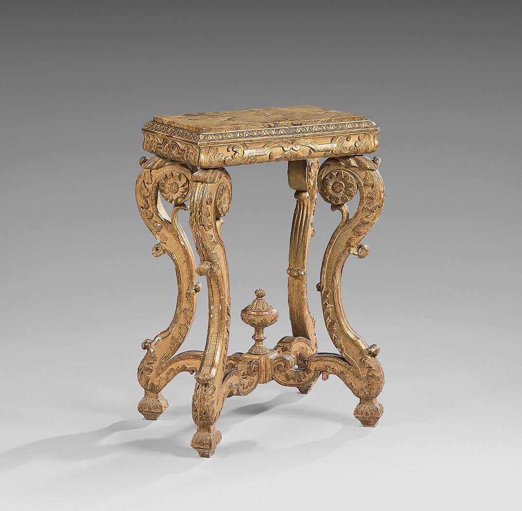 Null Small carved and gilded oak middle table; the belt with water leaves and "B&hellip;