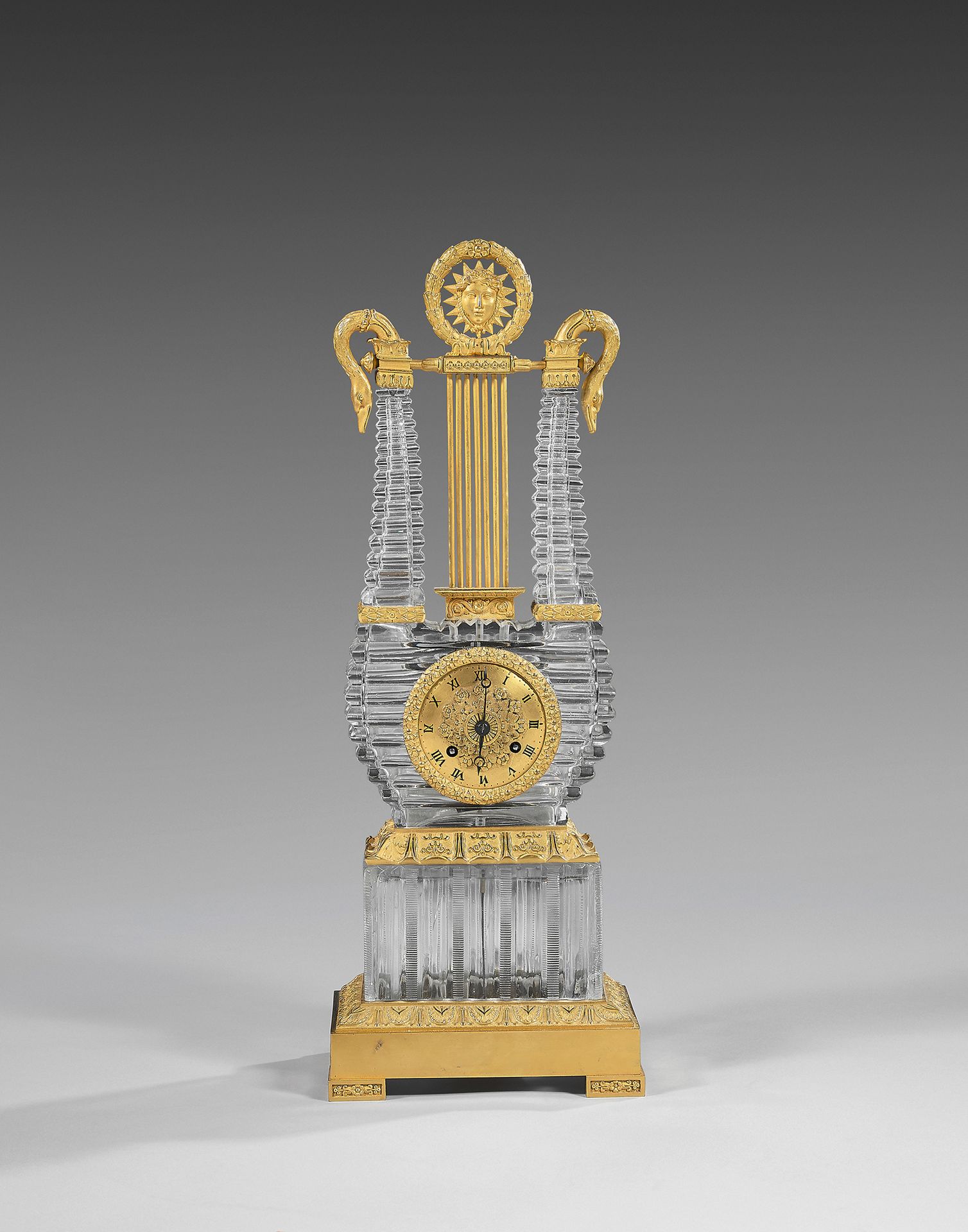 Attribuée à l'ESCALIER de CRISTAL (Veuve Desarnaud) 一个铸造的水晶和带凹槽或烧制的青铜钟，形式是一个琴，上面&hellip;