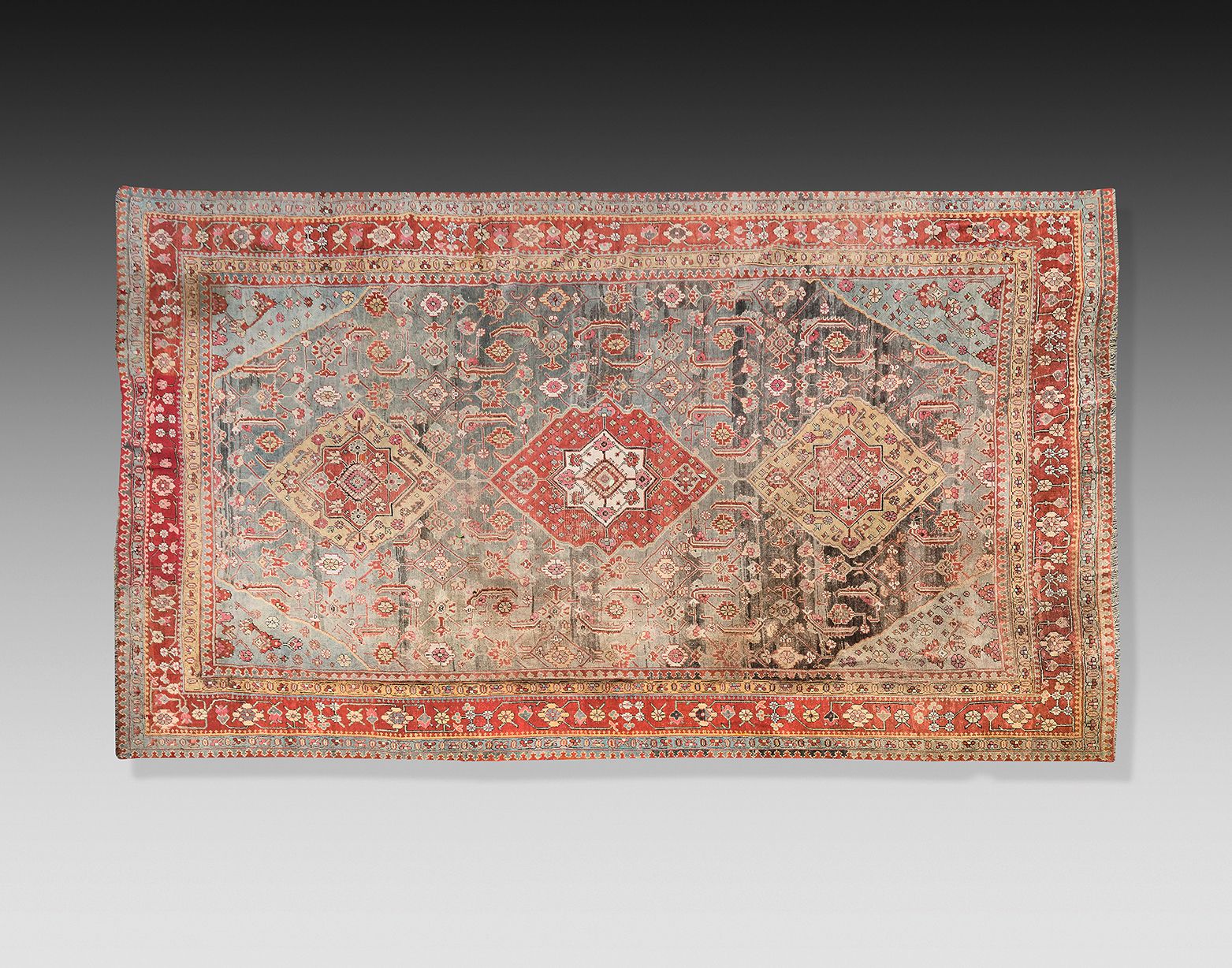 Null Gran alfombra de Esmirna, decorada con tres medallones sobre fondo rojo sob&hellip;