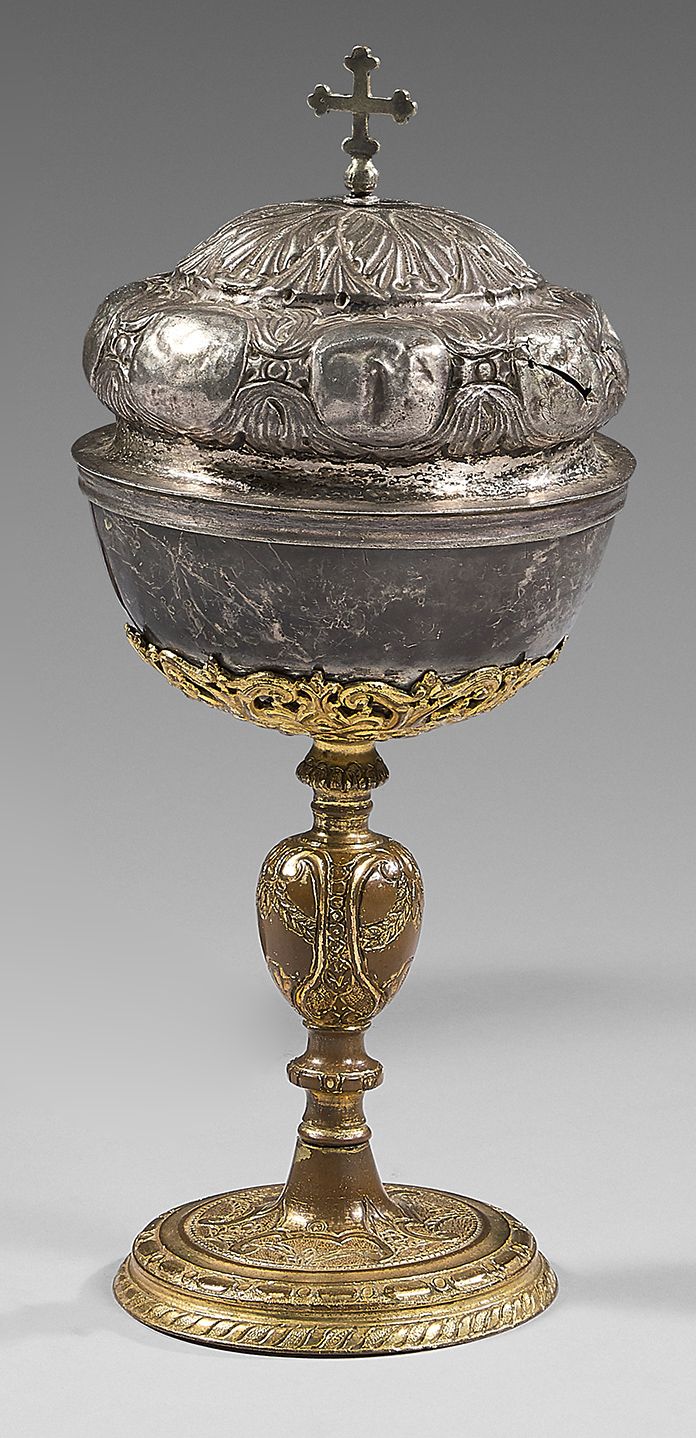 Null 一个银色和鎏金的青铜圣杯，上面装饰着小圆点和刺桐叶，上面有一个十字架（bourgeonné）。
整体置于一个圆形的阶梯式脚和一个有中央结的轴上。
17&hellip;