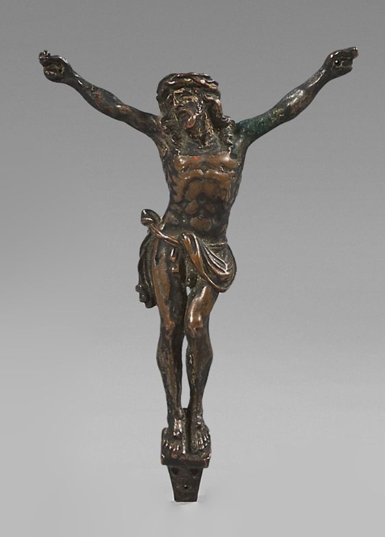 Null 青铜色的基督。背部被挖空，头歪在右肩上，解剖学研究，腰间系着围裙，双腿弯曲，脚搁在Suppedaneum上。
18世纪。
H: 8,5-W: 7 cm