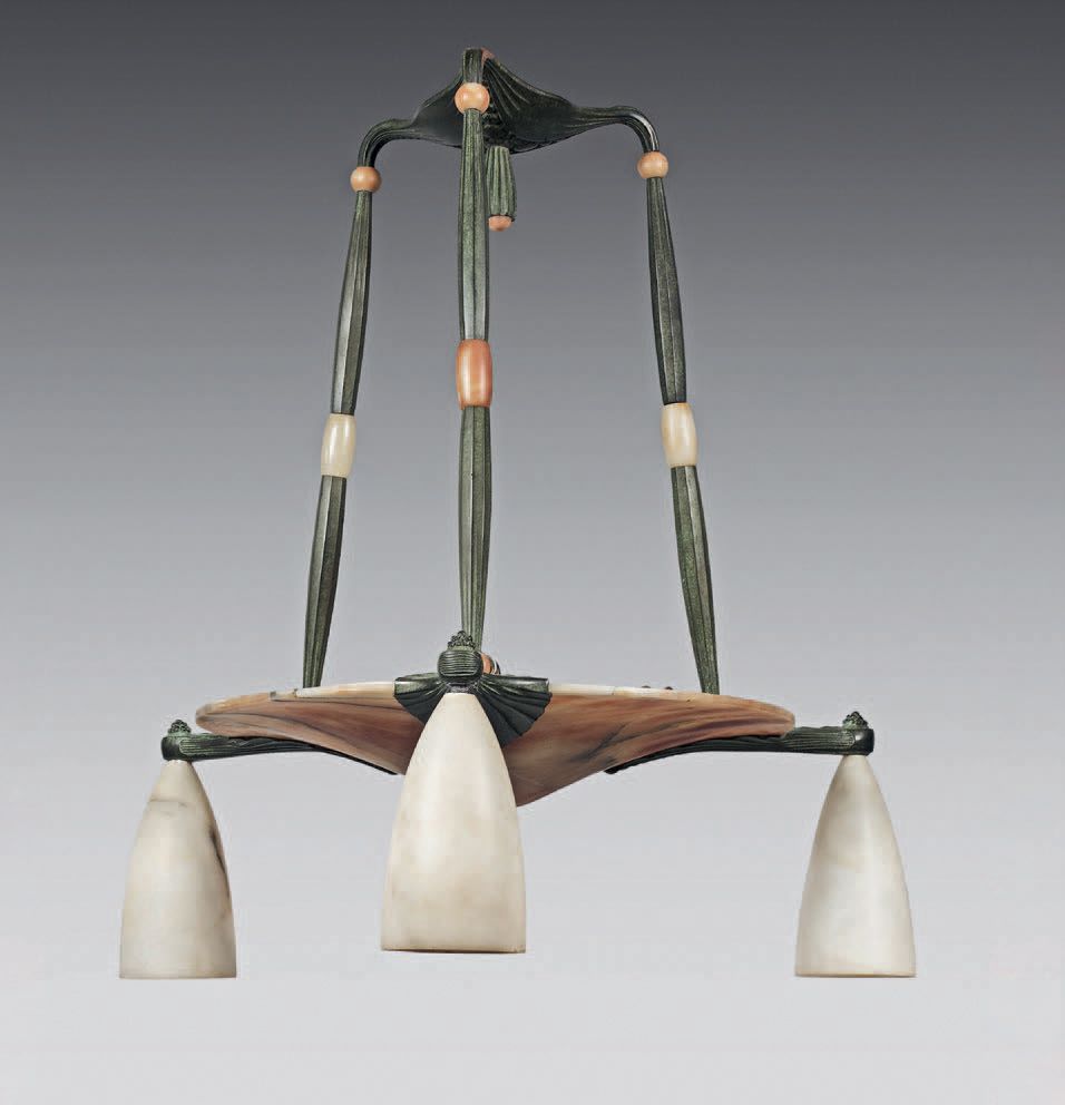 CHEURET Albert (1884-1966) 枝形吊灯。
三根支架，侧面有切口，装饰有雪花石球，其中一些有拉长的卵形形状（中央的碗和一个球上有裂缝，一个&hellip;