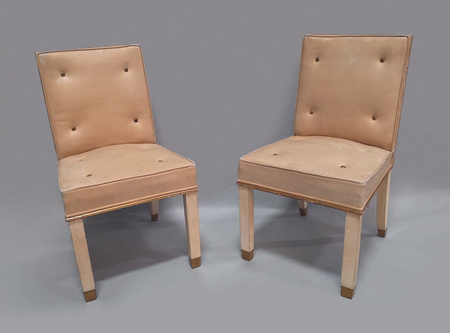 ADNET Jacques (1900-1984) (Attribué à) 十套长方形椅子，背部和座位覆盖着奶油色的皮革，背部和座位的带子上有金色的铜锈，方形&hellip;