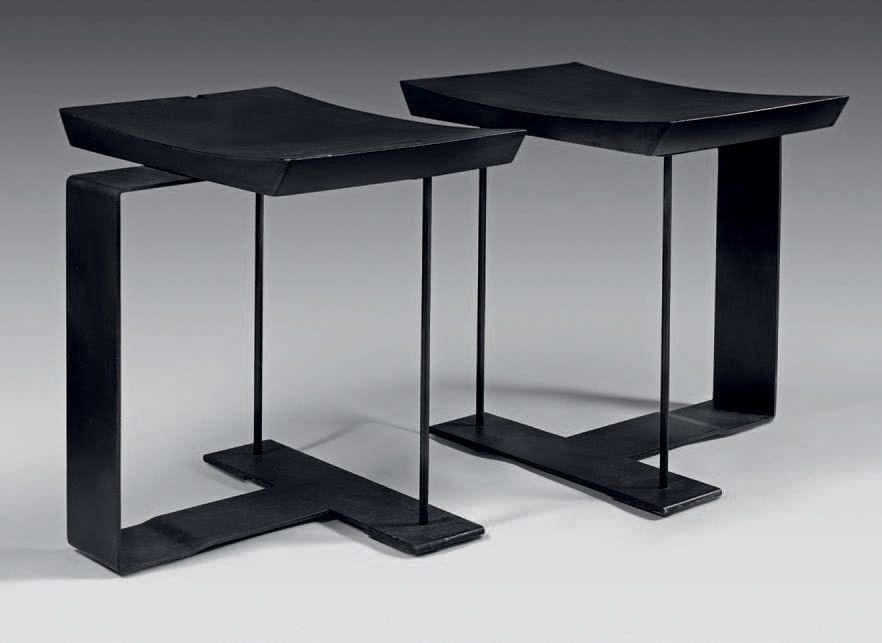 CHAREAU Pierre (Édition Écart International.) 两张 "T "型凳子，黑化木的弧形座位和氧化和黑化金属的底座。
，座&hellip;