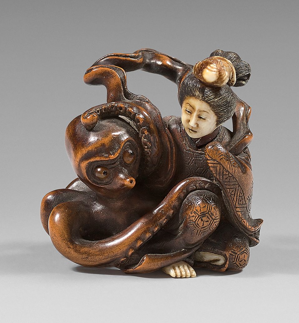 JAPON - Époque Edo (1603-1868), XIXe siècle 本特被一只章鱼包围着，头和脚是象牙的，章鱼的眼睛镶嵌着金色的角。签名：C&hellip;