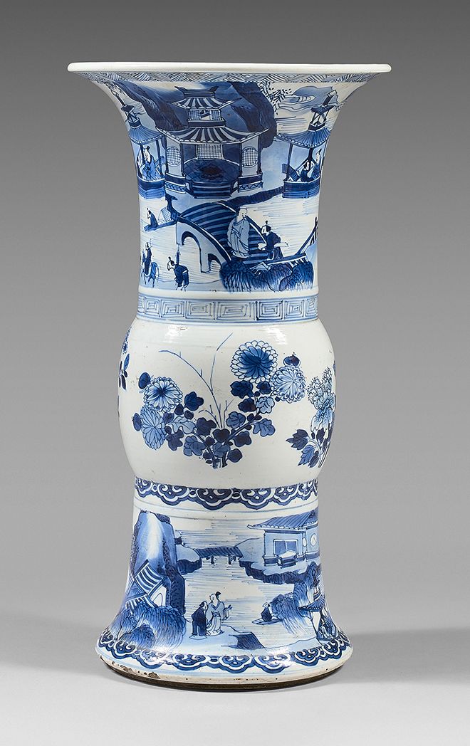 CHINE 中国瓷器花瓶，古形，青花装饰旋转的湖景，宫殿和人物，穿插着花卉楣。
康熙时期（1662-1722）（小的缺口和划痕）。
高：42厘米