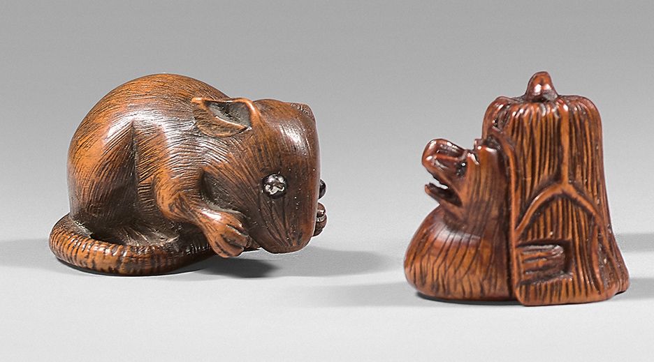 JAPON - Epoque MEIJI (1868-1912) 三件黄杨木网饰，一只坐着的老鼠，未署名（一只眼睛被重做）；躲在荷叶下的獾，署名Minko；和一&hellip;