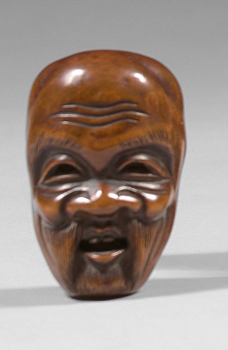 JAPON - Epoque MEIJI (1868-1912) 两件黄杨木网饰，小面具模型，一件是乌巴，额头有皱纹，署名柴山，另一件是大胡子，署名Gaho。
&hellip;