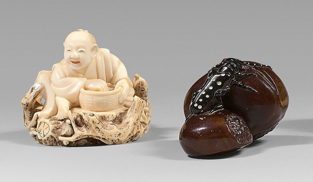JAPON - Epoque MEIJI (1868-1912) 两件象牙网饰，农民坐在荆棘上，署名Ryukei；深色象牙，摩羯座在两颗栗子上，署名Hotsu。&hellip;