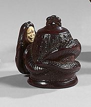 JAPON - Epoque MEIJI (1868-1912) 黄杨木网饰，清姬环绕道场寺钟。镶嵌在钟上的钉子。署名为Shigeyoshi致。(小姐)。
H &hellip;