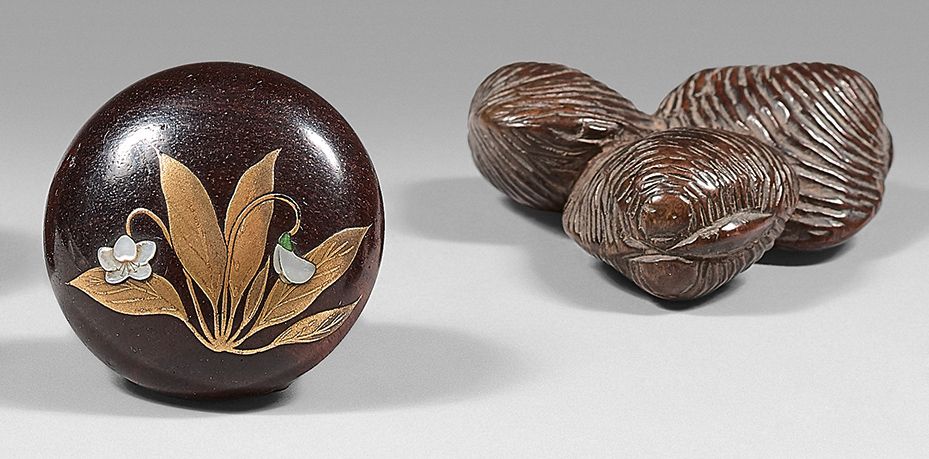 JAPON - Epoque MEIJI (1868-1912) Two wooden netsuke, manju with hira maki-e deco&hellip;