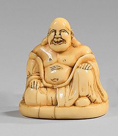 JAPON - Époque EDO (1603-1868) Netsuke in avorio, Budai seduto contro la sua bor&hellip;