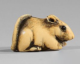 JAPON - Époque EDO (1603-1868) Netsuke en ivoire, rat posé. Les yeux incrustés d&hellip;