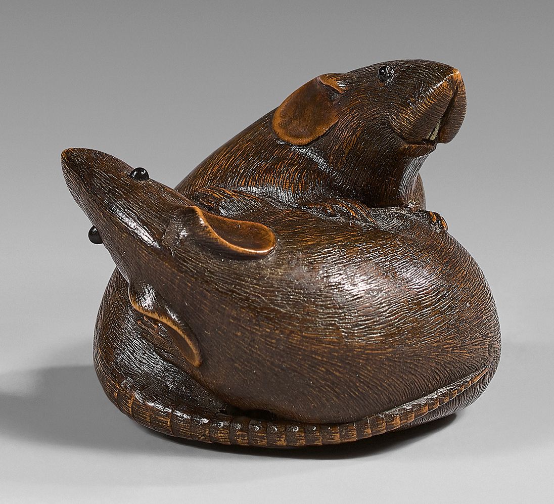 JAPON - XIXE SIÈCLE Netsuke en bois, deux rats roulés en boule. Les yeux incrust&hellip;