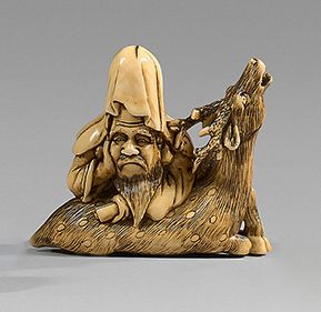 JAPON - Epoque MEIJI (1868-1912) Ivory netsuke, Jurojin sitting on his lying dee&hellip;