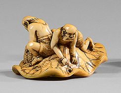 JAPON - Époque EDO (1603-1868) Ivory netsuke, two fishermen sitting on a large l&hellip;