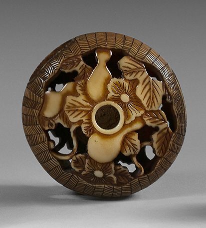 JAPON - XIXE SIÈCLE Manju ryusa en ivoire, à décor ajouré de stores et fleurs. N&hellip;