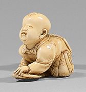 JAPON - Epoque MEIJI (1868-1912) Trois netsuke en ivoire, enfant accroupi avec u&hellip;