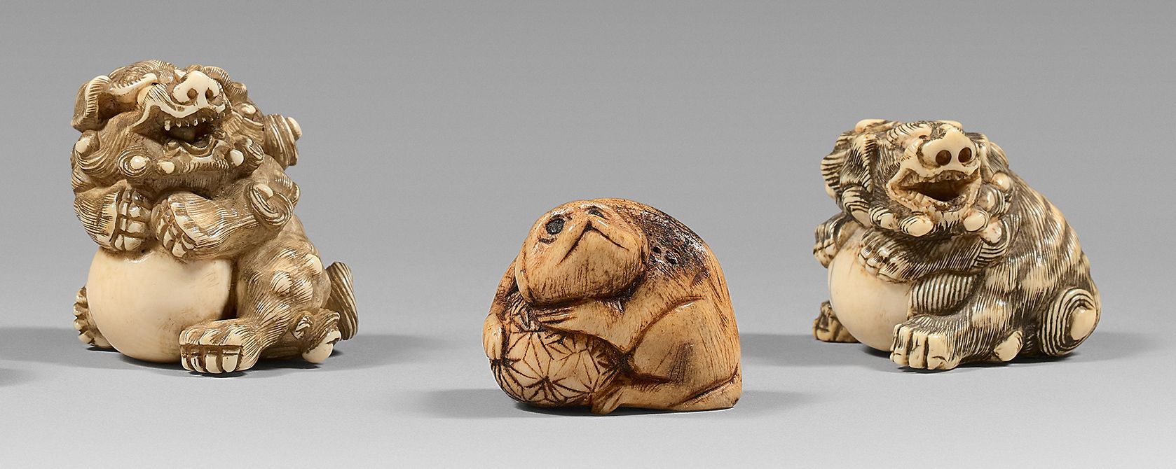 JAPON - Époque EDO (1603-1868) Tre netsuke, due in avorio raffiguranti shishi se&hellip;