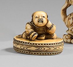 JAPON - Epoque MEIJI (1868-1912) Netsuke en ivoire à patine jaune, enfant assis &hellip;