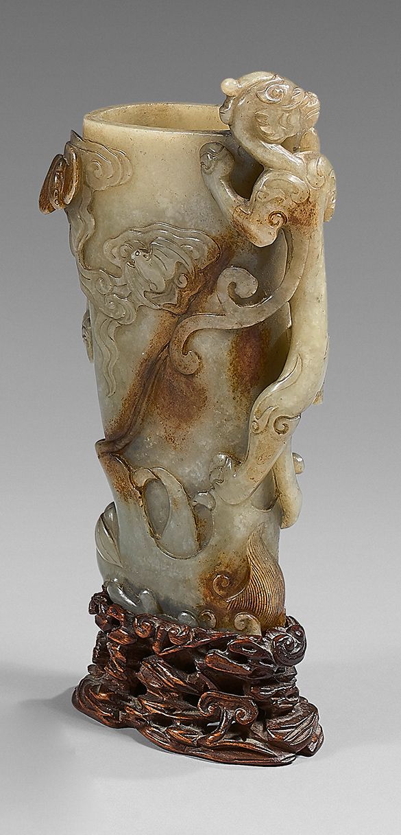 CHINE - XVIIe siècle Vase rhyton en néphrite céladon et rouille, reposant sur un&hellip;
