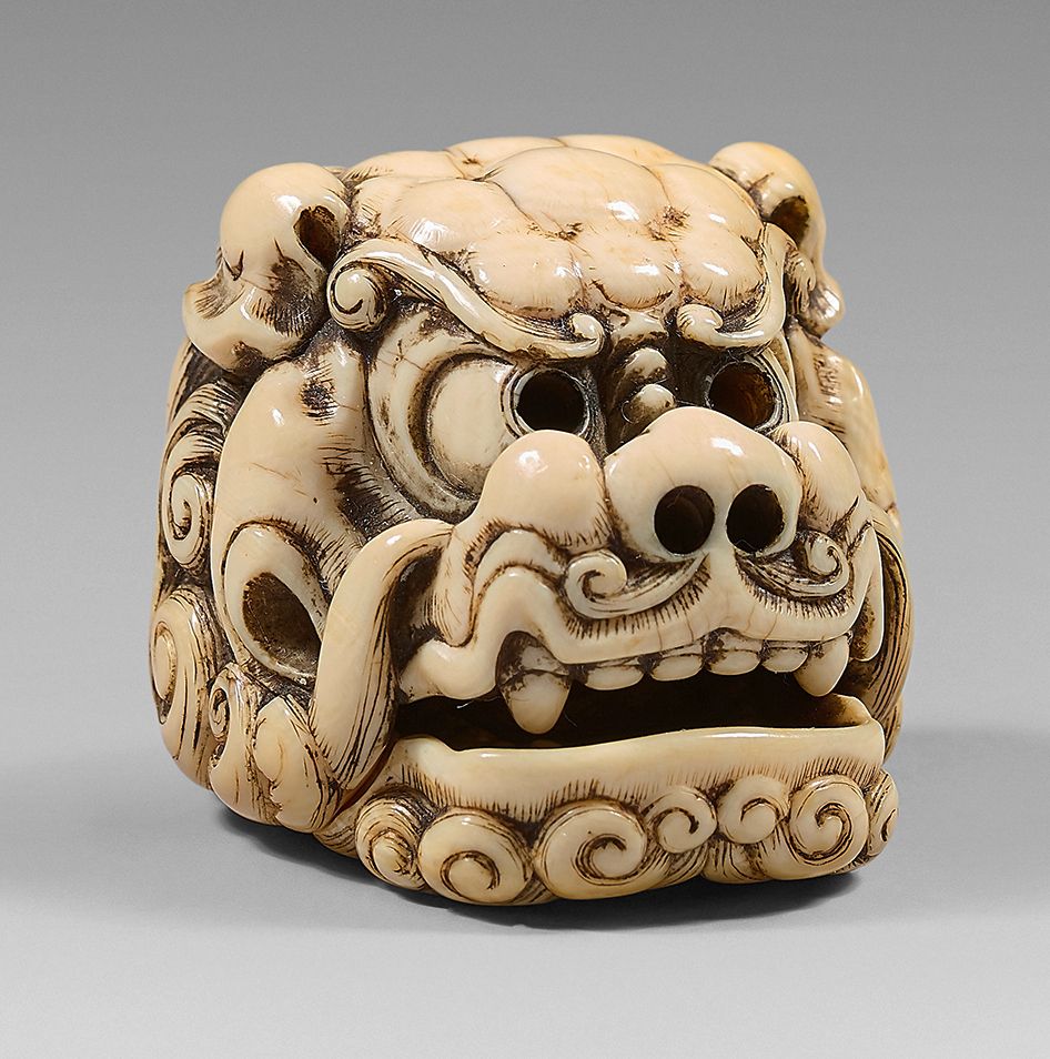 JAPON - Époque Edo (1603-1868), XIXe siècle Netsuke de marfil, máscara shishi pa&hellip;