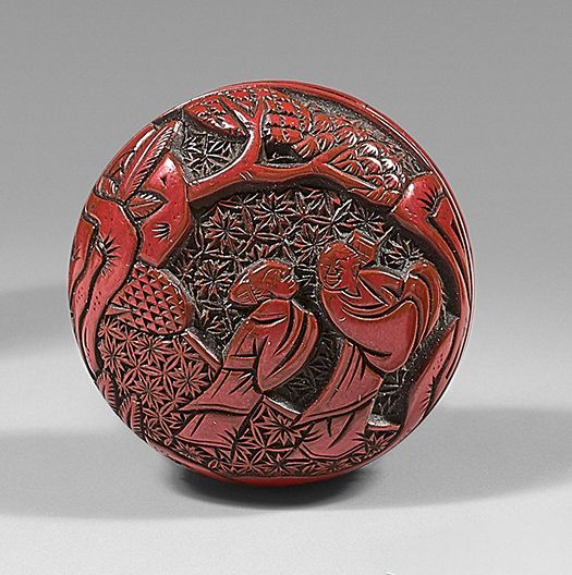 JAPON - Époque Edo (1603-1868), XIXe siècle 一件红漆雕花 "翠竹 "文房四宝，上面装饰着两位在松树下的中国学者，并有&hellip;