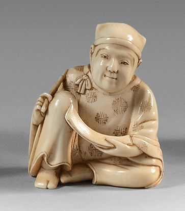 JAPON - Epoque MEIJI (1868-1912) Netsuke en ivoire, écrivain assis tenant un pin&hellip;
