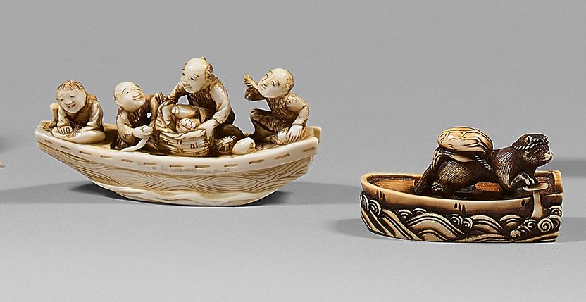 JAPON - Epoque MEIJI (1868-1912) 两件象牙网饰，三个渔夫和一个孩子在船上，署名Masayuki；獾在船上航行，它的睾丸贴在背上。&hellip;