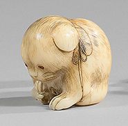 JAPON - Époque EDO (1603-1868) Ivory netsuke, puppy rolled up in a ball, his eye&hellip;